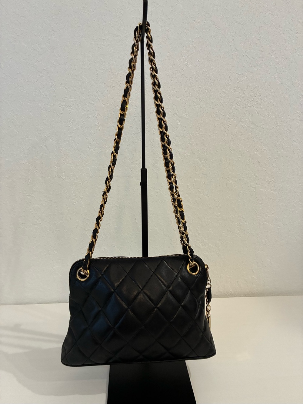 CHANEL Black Quilted Leather Shoulder Bag with Gold Chain